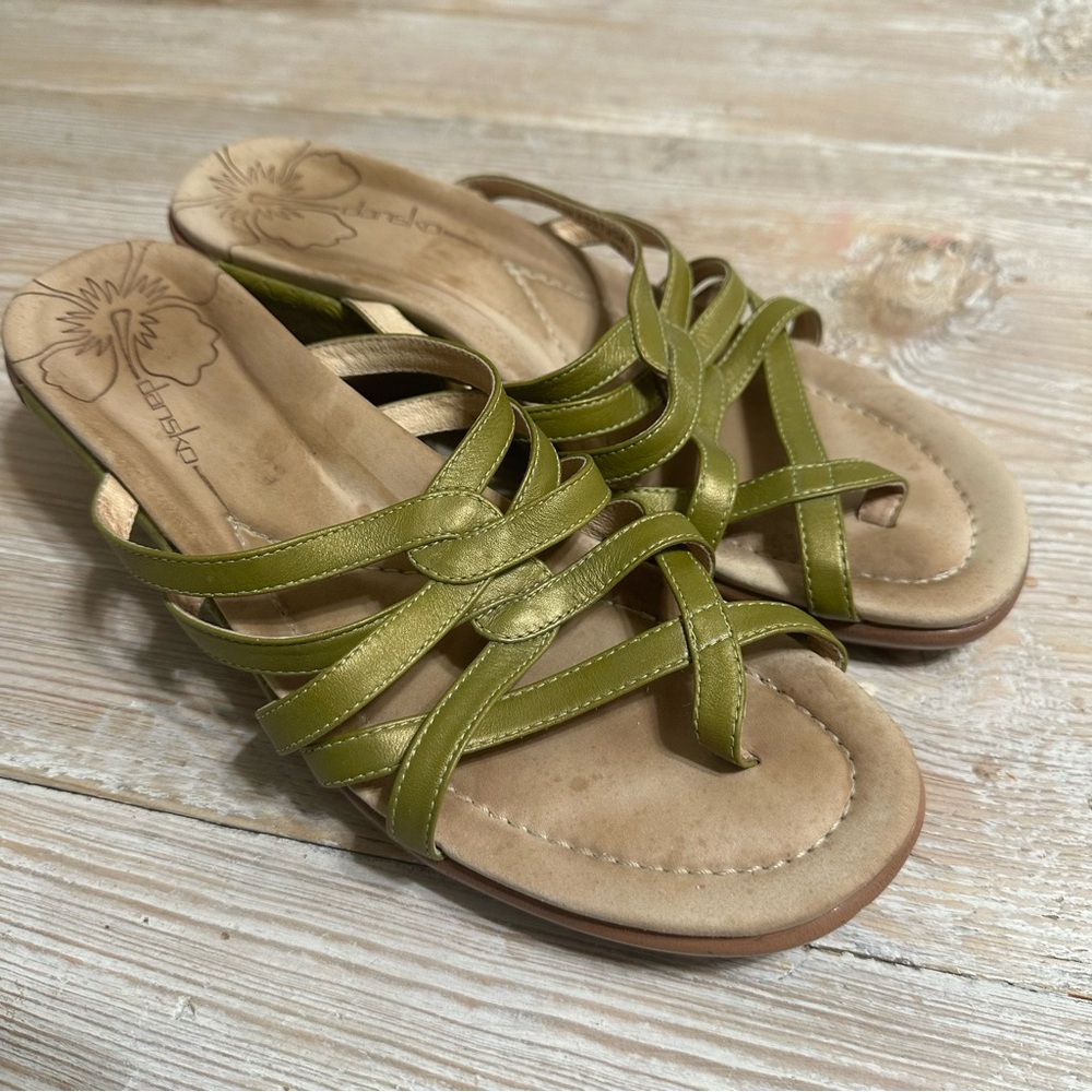 Dansko Chartreuse Green Strappy Thong Slip On Comfort Wedge Sandals Leather 39